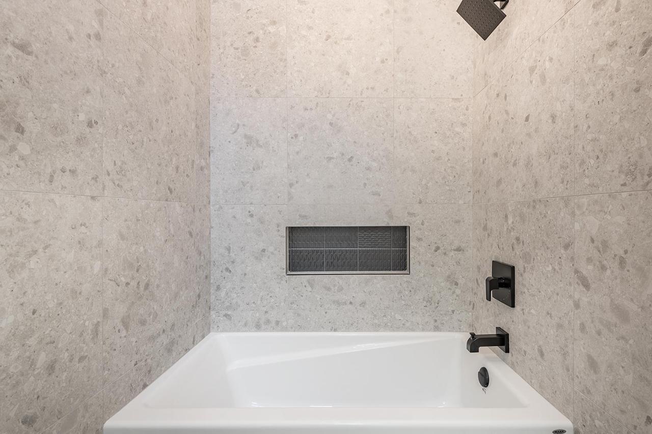 Free Parking Prime Location New Modern Condo Brossard Dış mekan fotoğraf