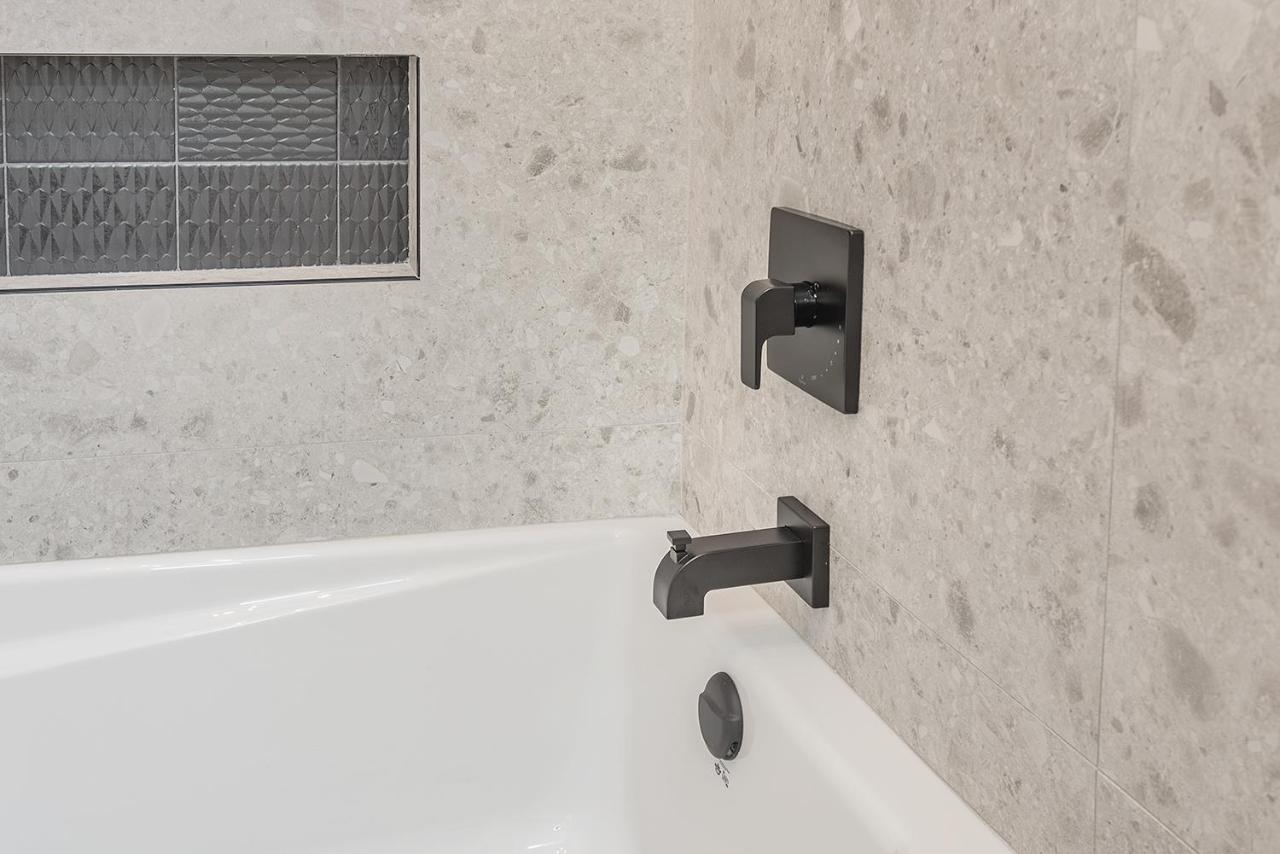 Free Parking Prime Location New Modern Condo Brossard Dış mekan fotoğraf